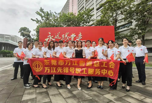 yl6776永利集团合唱团代表万江总工会参加“永远跟党走”第六届东莞市合唱节决赛
